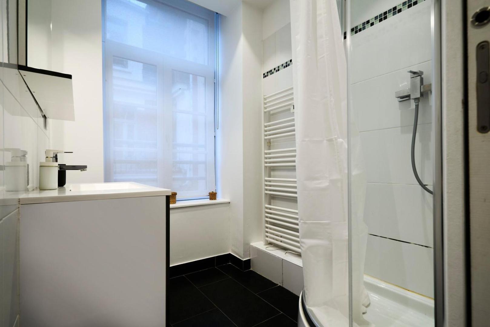 Spacious One Bedroom Apartment Ideally Located Lille Bagian luar foto